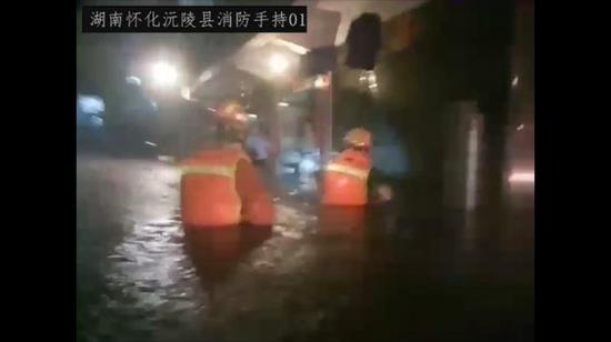暴雨突袭！怀化消防员连夜疏散60余人