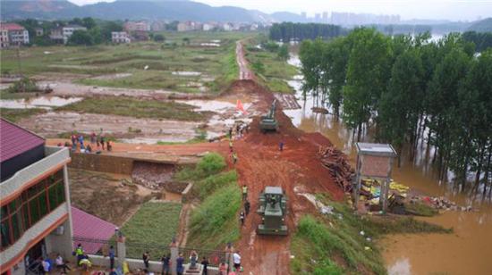 双线作战 武警某部雨中全力封堵衡东县洣水河决口