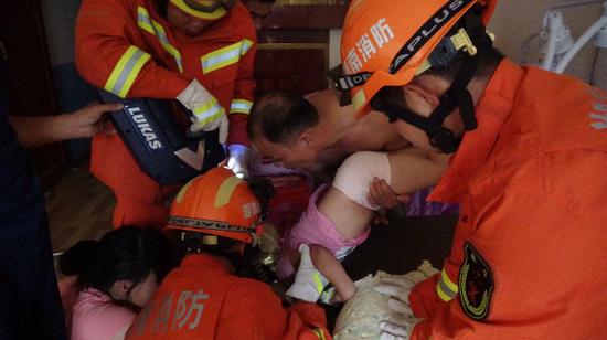 消防10多分钟解救邵阳5岁女童 因好奇把头卡进按摩床呼吸孔
