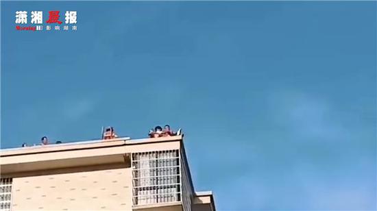 少年爬上楼顶欲轻生 消防战士从后背一把抱住