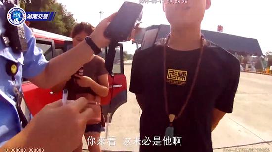 “秃”如其来的出卖！男子无证驾驶被查，谎报哥哥身份因发际线露