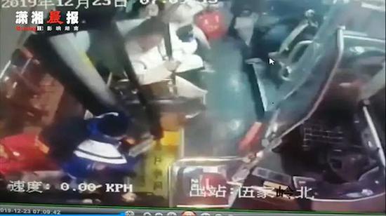 长沙公交司机背拄拐学生上车 早高峰停靠两分钟无人抱怨