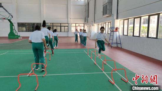 资料图:海南一学校学生在室内上体育课。 林士杰 摄