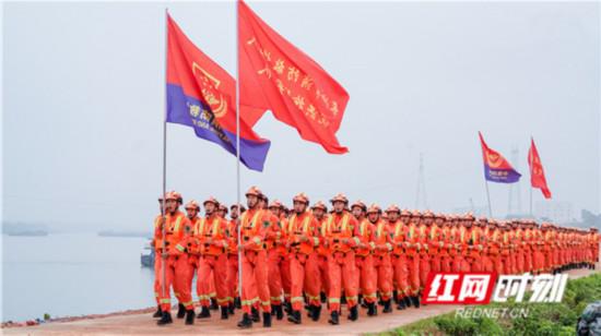 　闻“汛”而动，湖南省消防救援总队603名指战员参加演练。