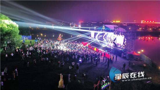 (紫龙湖畔,2020灰汤温泉民谣音乐节首日现场。星辰全媒体记者 覃翊 摄)