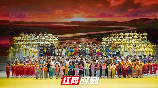 经过2个小时演出，《大地颂歌》北京首演圆满落幕，赢得了全场观众的热烈掌声。