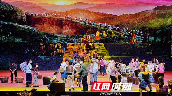 《大地颂歌》第四幕《一步千年》演绎的是湖南“易地扶贫搬迁”的缩影。
