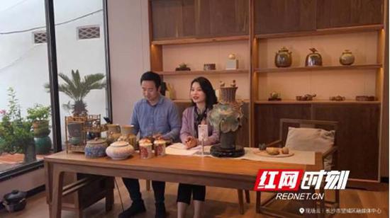 弘扬工匠精神,唱响劳动者之歌,望城融媒主播帮助铜官陶艺人复工复产。