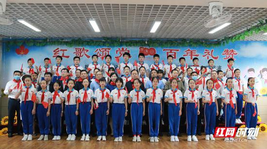 与枫树山小学孩子们合影。