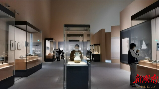  游客们参观“王者归来——中国古代青铜器巡礼”。