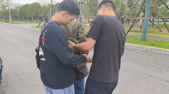 民警抓获潜逃27年逃犯刘某