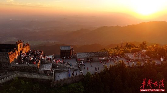 (游客在衡阳市南岳衡山风景区看日出,吹山风,乐享清凉。曹正平 摄)