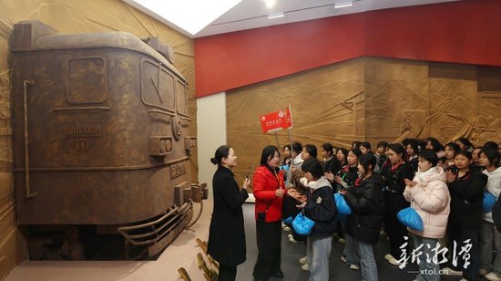 “我的韶山行”学员在韶山火车站思政课堂研学。（全媒体记者 李新辉 摄）