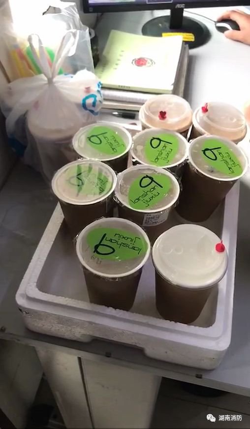 暖心！湖南和全国多地消防队收到神秘外卖 留言看哭了