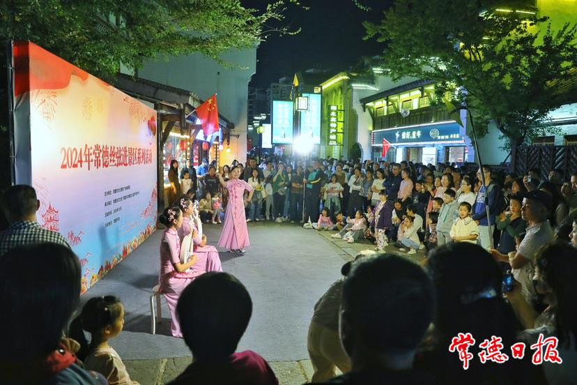 10月4日，常德丝弦巡游展演点亮河街之夜 常德日报记者 裴维维 摄