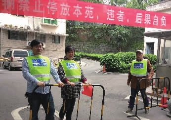 业主志愿者们也在各入口处一起协同保安阻止外来车辆入内记者 丁鹏志 摄