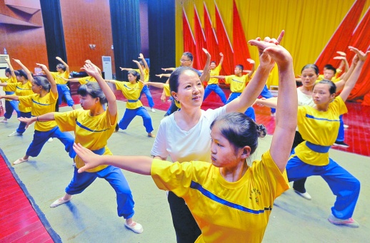 7月20日,溆浦县辰河目连戏传承保护中?#27169;?0后”学员在老师指导下苦练辰河目连戏基本功。 湖南日报记者 李健 通?#23545;?周晓鹏 摄影报道
