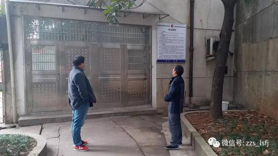 父亲、堂哥在拘留所门外等待小杜的身影