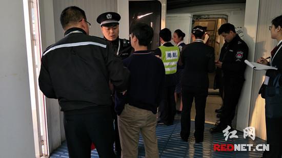 机场公安分局民警在现场了解情况