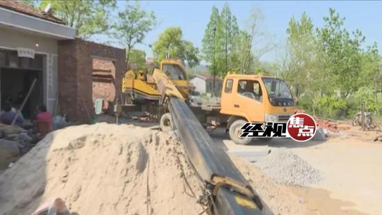 岳阳一吊车钢臂脱落砸中户主 警方控制司机与