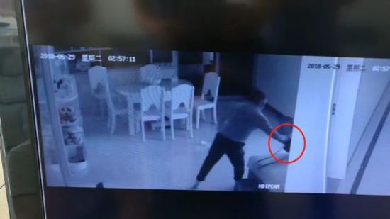 ▲正在实施盗窃的吕某华