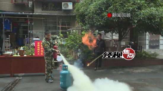 长沙步行街一门店煤气罐起火 工人徒手搬出