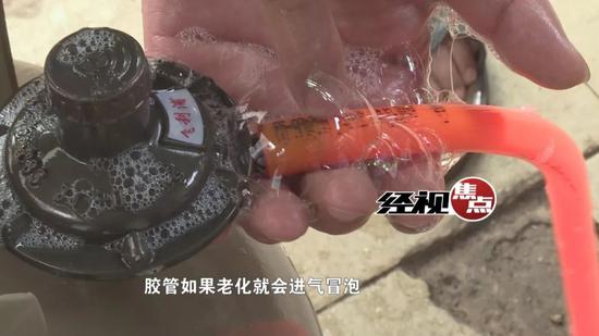 长沙步行街一门店煤气罐起火 工人徒手搬出