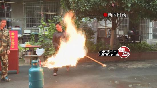 长沙步行街一门店煤气罐起火 工人徒手搬出