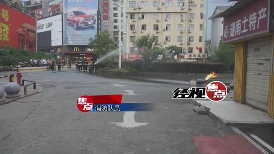 长沙步行街一门店煤气罐起火 工人徒手搬出