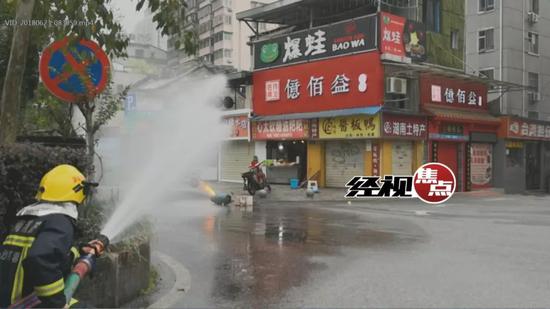 长沙步行街一门店煤气罐起火 工人徒手搬出