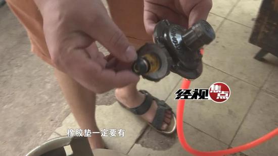 长沙步行街一门店煤气罐起火 工人徒手搬出