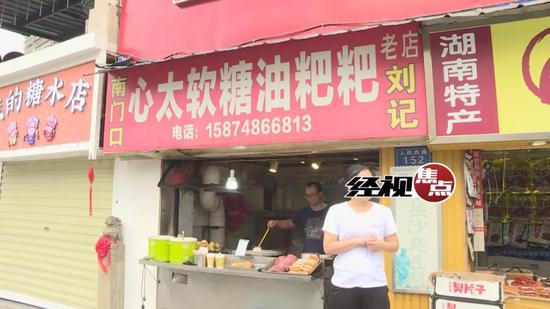 长沙步行街一门店煤气罐起火 工人徒手搬出