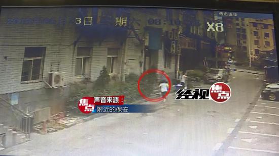 长沙步行街一门店煤气罐起火 工人徒手搬出