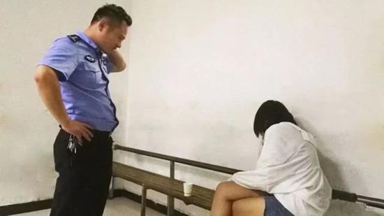 (民警与女生交流谈心)