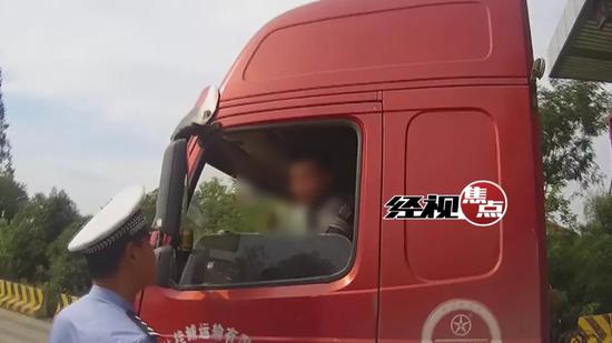 半挂车变违法王 冲卡逃费被岳阳民警拦下