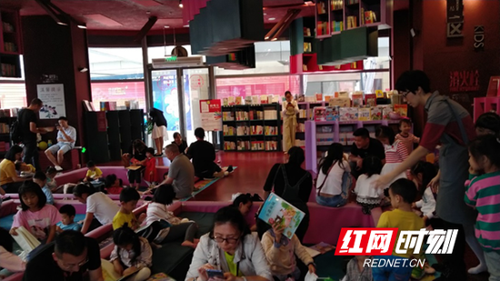 年轻人倾向泡书店“充电”。