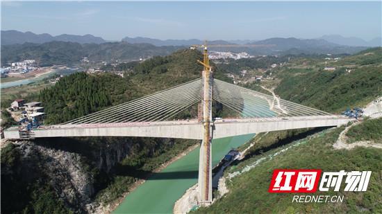 长湾澧水大桥是黔张常铁路全线重难点控制性工程,大桥连续梁46个节段,全长369.1米。