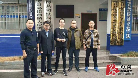 县检察院监督收监执行一名罪犯(中)。