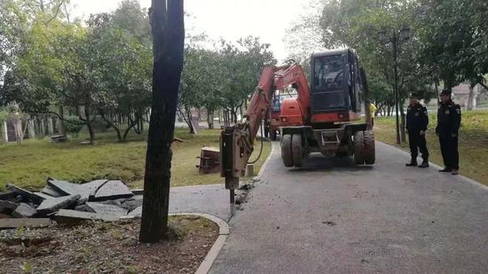 对私家过道进行拆除。