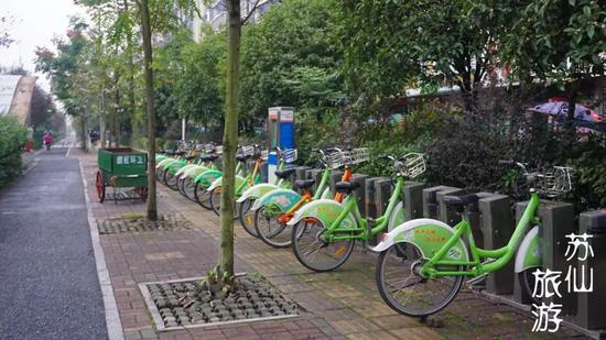 新镇更多了一份城市的感觉，干净繁华的街道，还有共享单车。