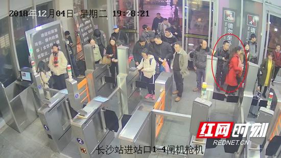 监控记录男子盗窃瞬间(视频截图)。