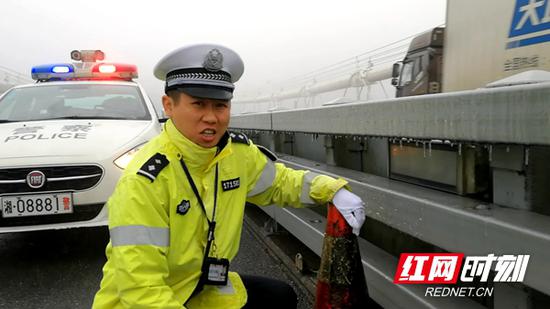 交警已经对矮寨大桥超车道进行了压缩车道的处理。