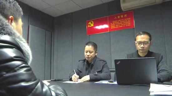 洪江市监察委办案人员在谈话室问话。受访者供图