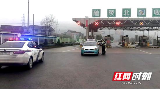 高速路上练手 父亲将车交给无证驾驶的儿子被罚