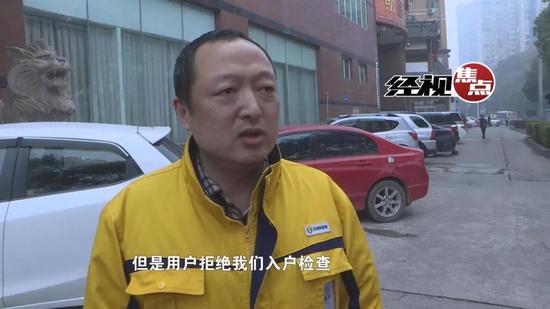 接到报警后，民警立即赶到现场，在敲了10分钟门后，何某才打开了房门。