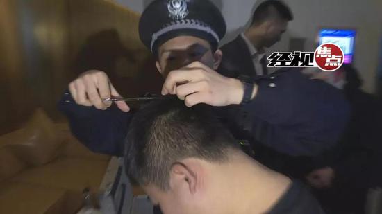 长沙公安夜查娱乐场所 让毒品无处藏身