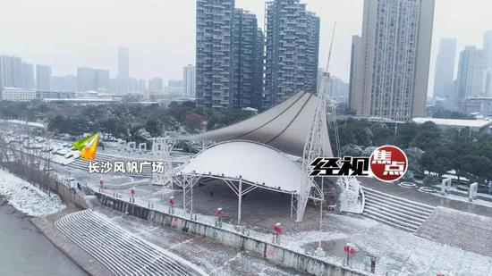 航拍飞到了长沙的南边,画面中出现的就是南湖隧道。