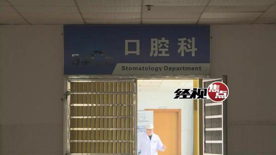 小男孩急着出门,没注意家门口已经冻出了冰,才出门就把门牙摔断。