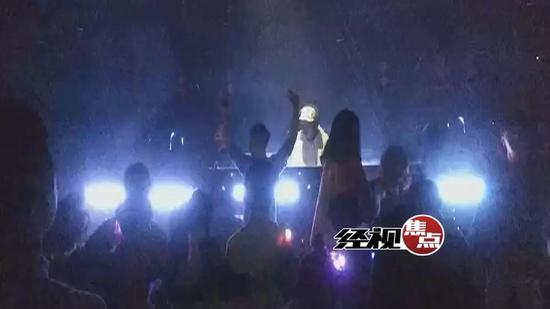 小伙扮客人卖力热场 酒吧欠薪关门白蹦两月？