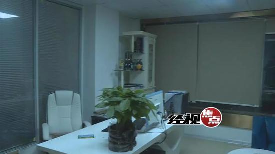 小伙扮客人卖力热场 酒吧欠薪关门白蹦两月？